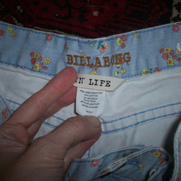 Billabong Womens M Size 7 Shorts 32" Waist Daisy May Floral Denim Distressed - Picture 5 of 8
